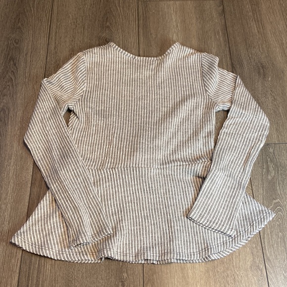 Caution to the Wind Girls peplum like with front tie. Fits 6y girls - Picture 2 of 5